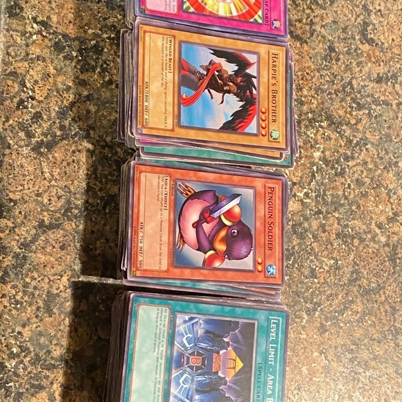 Lot of 200+ Vintage 90s Yugioh Trading Cards - Picture 3 of 6